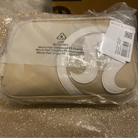 *LAST ONE*    LULULEMON  1 LITER TRENCH & WHITE LOGO BELT BAG W/ METAL BUCKLE - Picture 8 of 16